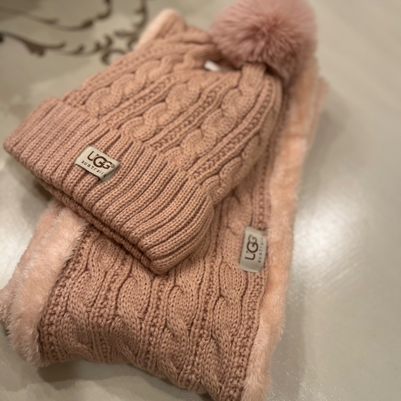 - UGG Winter pinky peach pom pom hat infinity scarf  glove set NWT - Picture 2 of 7